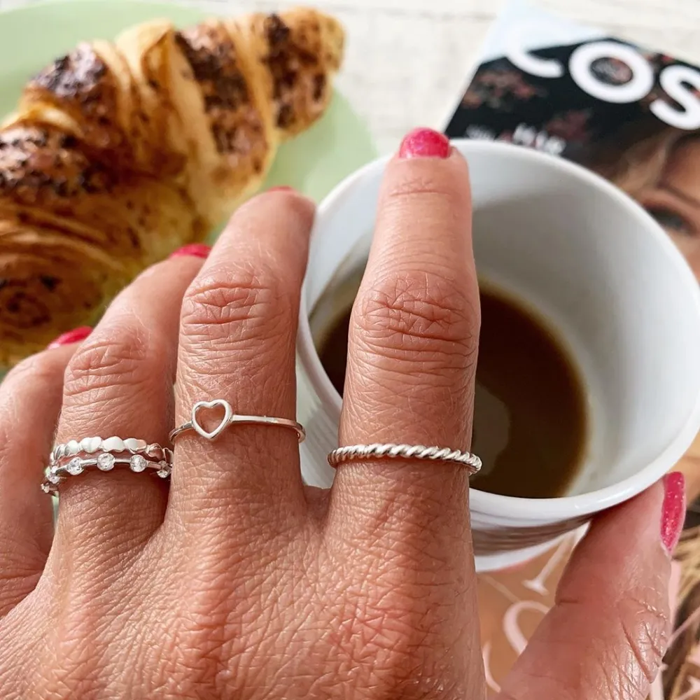 SWEETHEART RING SAMMEN MED ANDRE SMYKKER I STERLINGSØLV PÅ FINGRENE