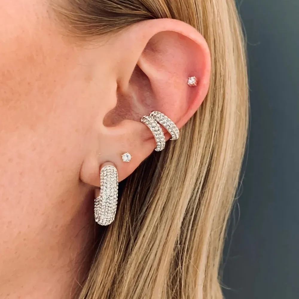 SNÖ WEDNESDAY BIG OVAL EARRING GOLD/CLEAR HOOPS PÅ EN MODELLS ØRE