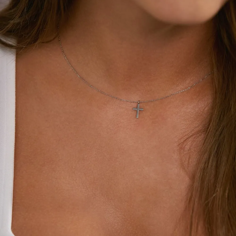 EDBLAD SPIRIT CROSS NECKLACE STEEL PÅ EN MODELLS HALS