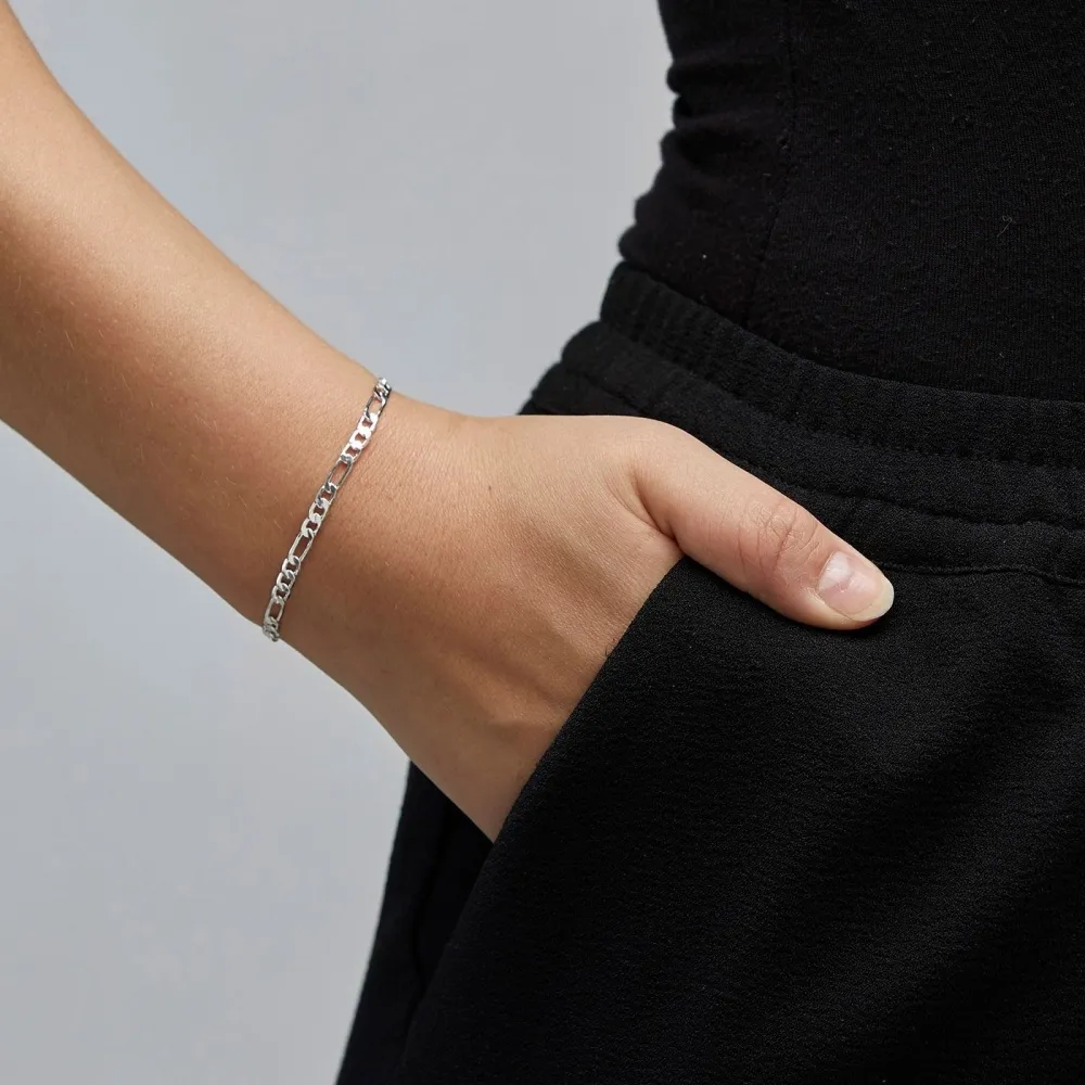 PILGRIM LENKE ARMBÅND DALE SØLVBELAGT PÅ EN MODELLS HÅNDLEDD