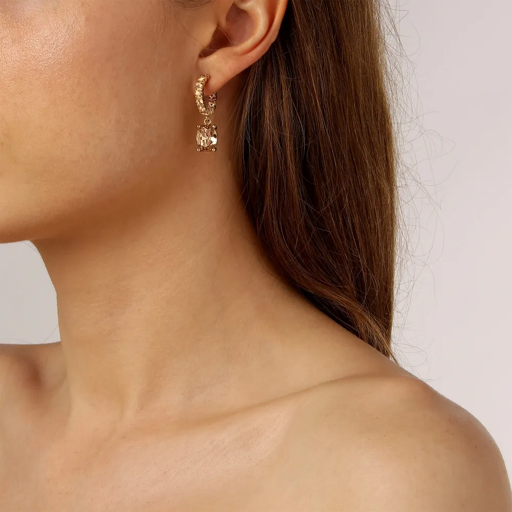DYRBERG/KERN BARBARA EARRINGS GOLD på øret