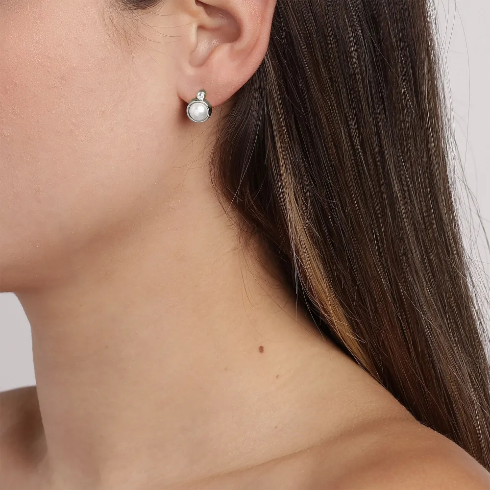 DYRBERG/KERN LONDON EARRING SILVER PÅ EN MODELLS ØRE