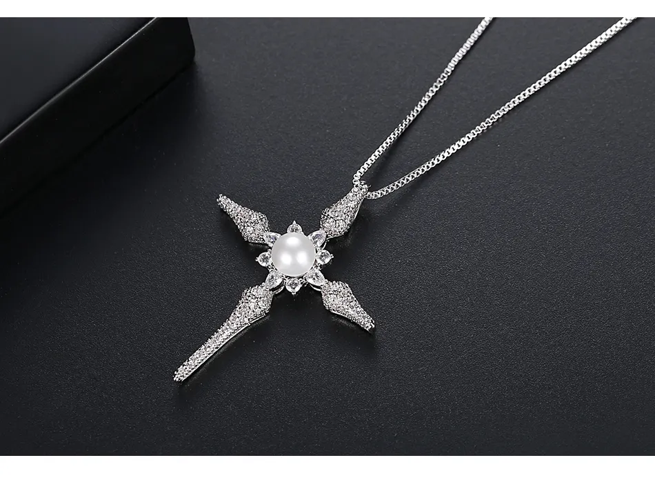 NÆRBILD AV JBX CROSS NECKLACE SILVER PÅ SVART BAKGRUNN