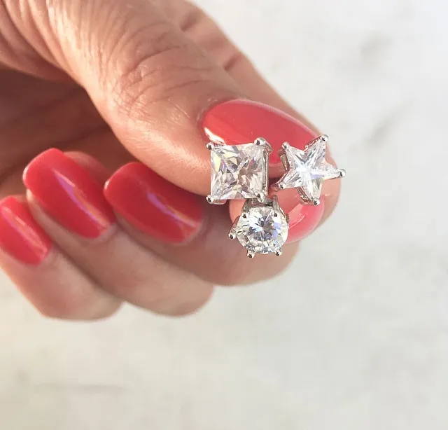 NÆRBILD AV ESSENTIAL CRYSTAL SQUARE STUD EARRINGS