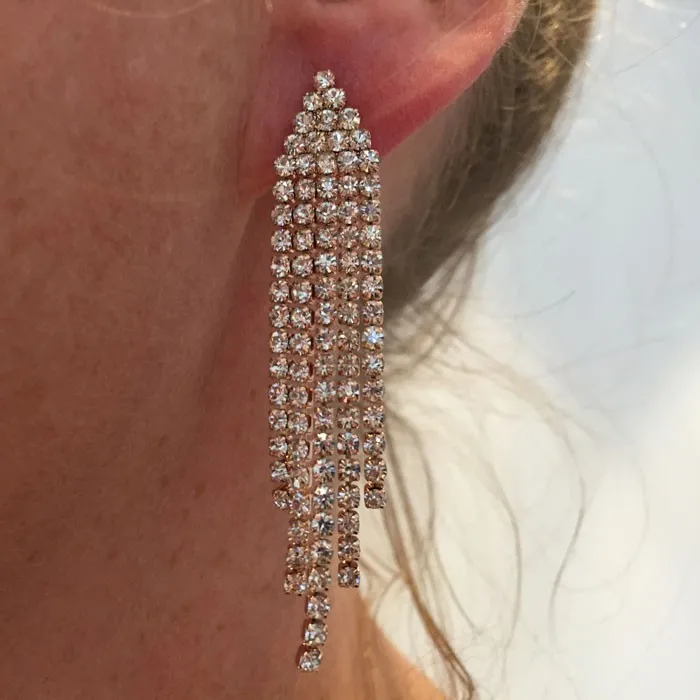 MANHATTAN DAZZLING EARRINGS PÅ EN MODELLS ØRE