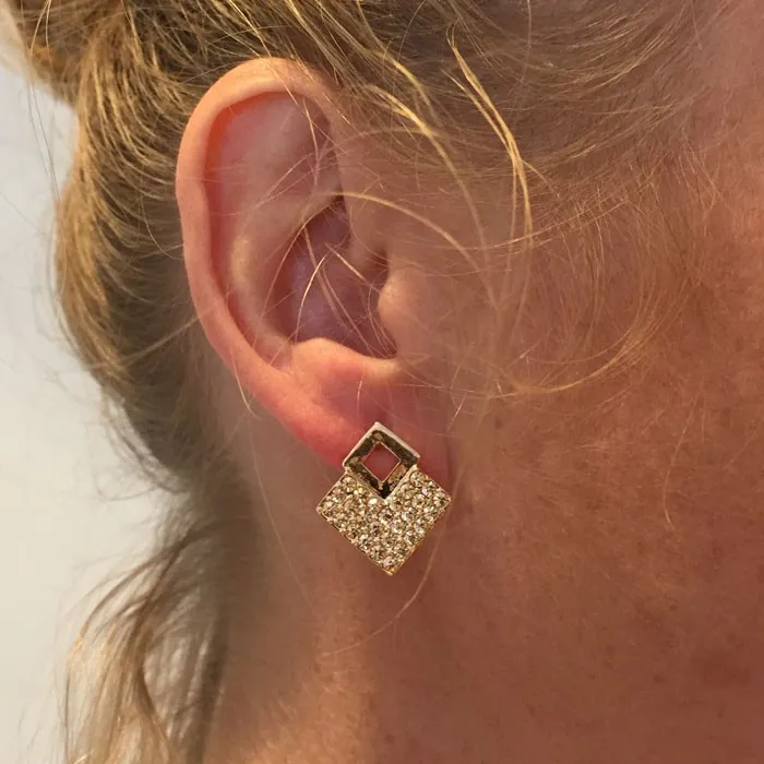 FLASHBACK EARRINGS GOLD/CLEAR på øret